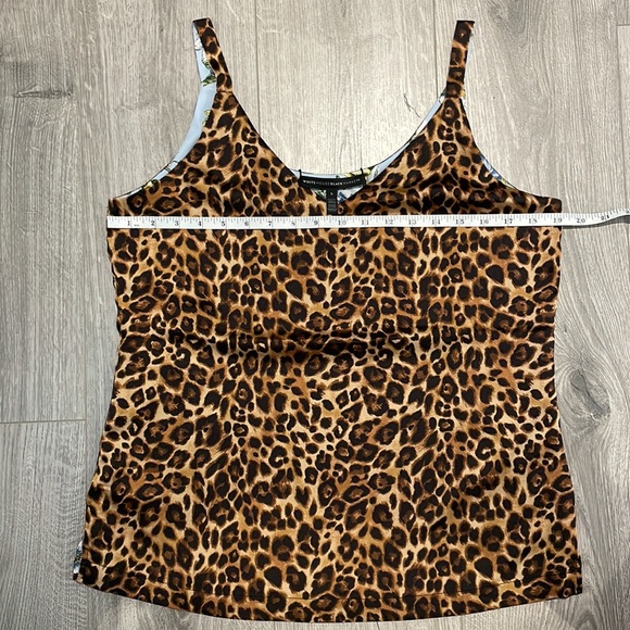 Reversible tank. Leopard print or flower pattern . V-neck or round neck. - Picture 6 of 8